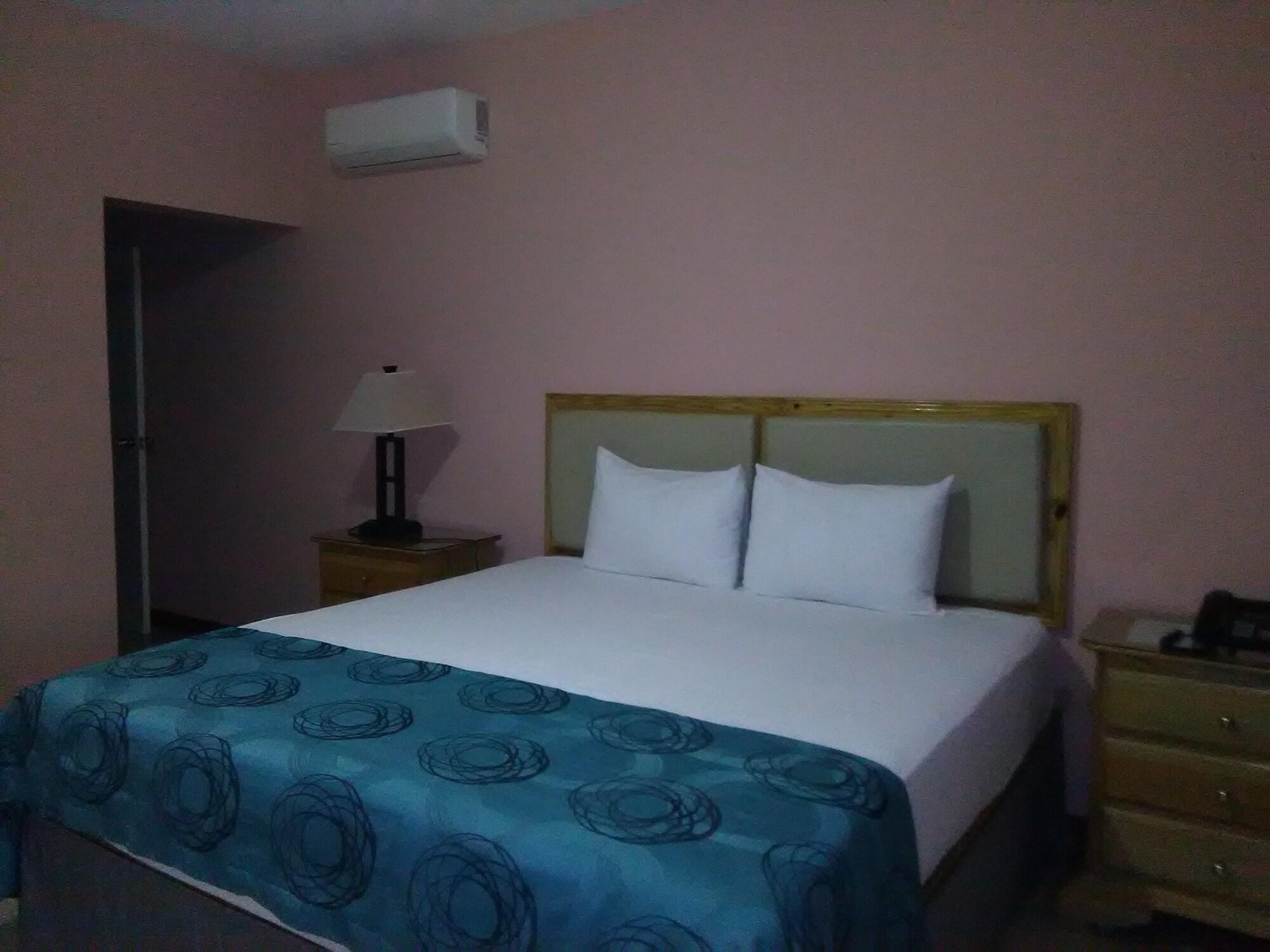 Glistening Waters Hotel Фалмът Екстериор снимка