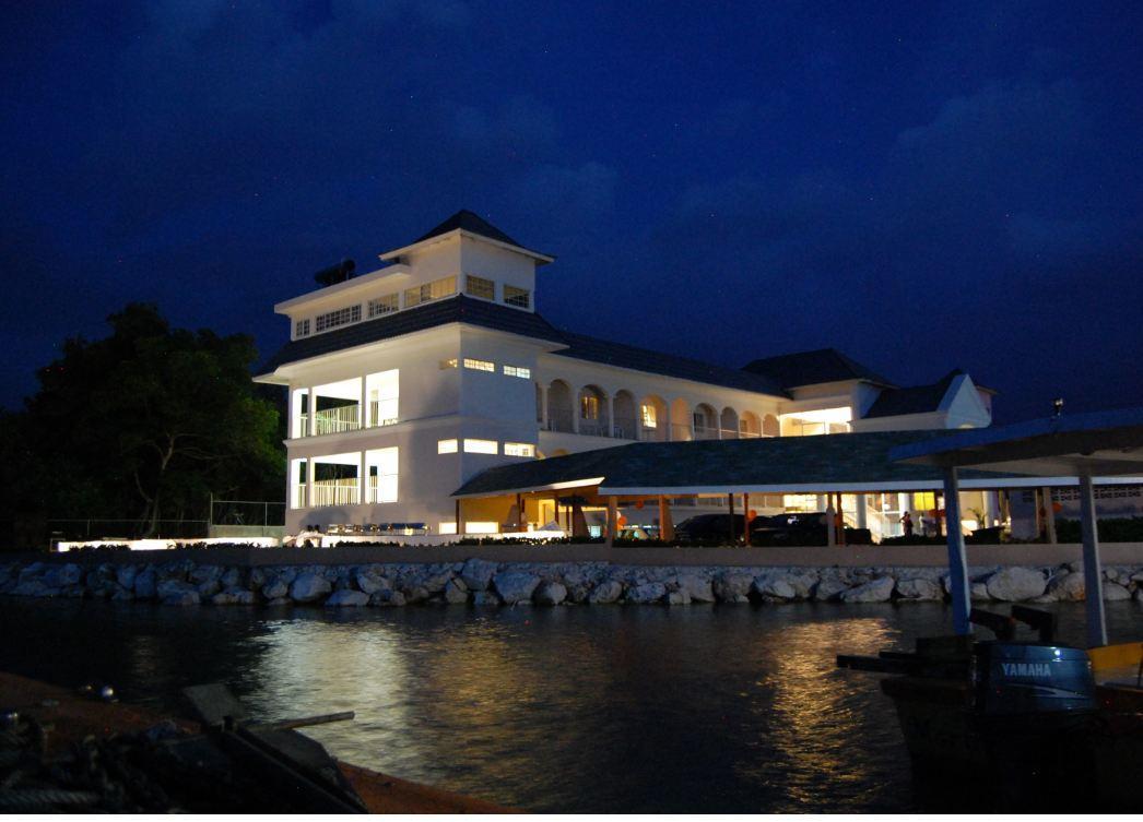 Glistening Waters Hotel Фалмът Екстериор снимка